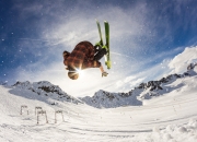 棋牌游戏-76人鏖战上海队，莫兰特点燃赛场，一场跨越文化的篮球对话