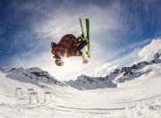 棋牌游戏-76人鏖战上海队，莫兰特点燃赛场，一场跨越文化的篮球对话