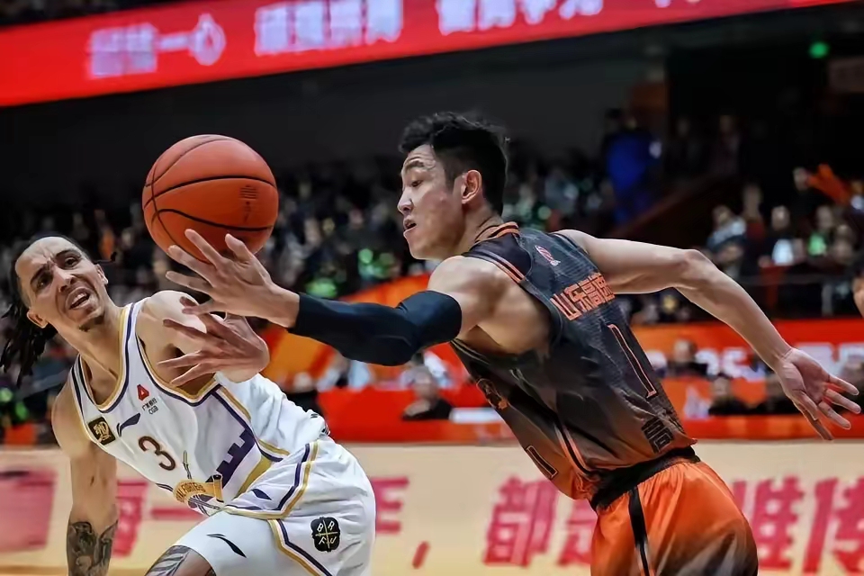 青岛队横扫火箭，高诗岩点燃赛场