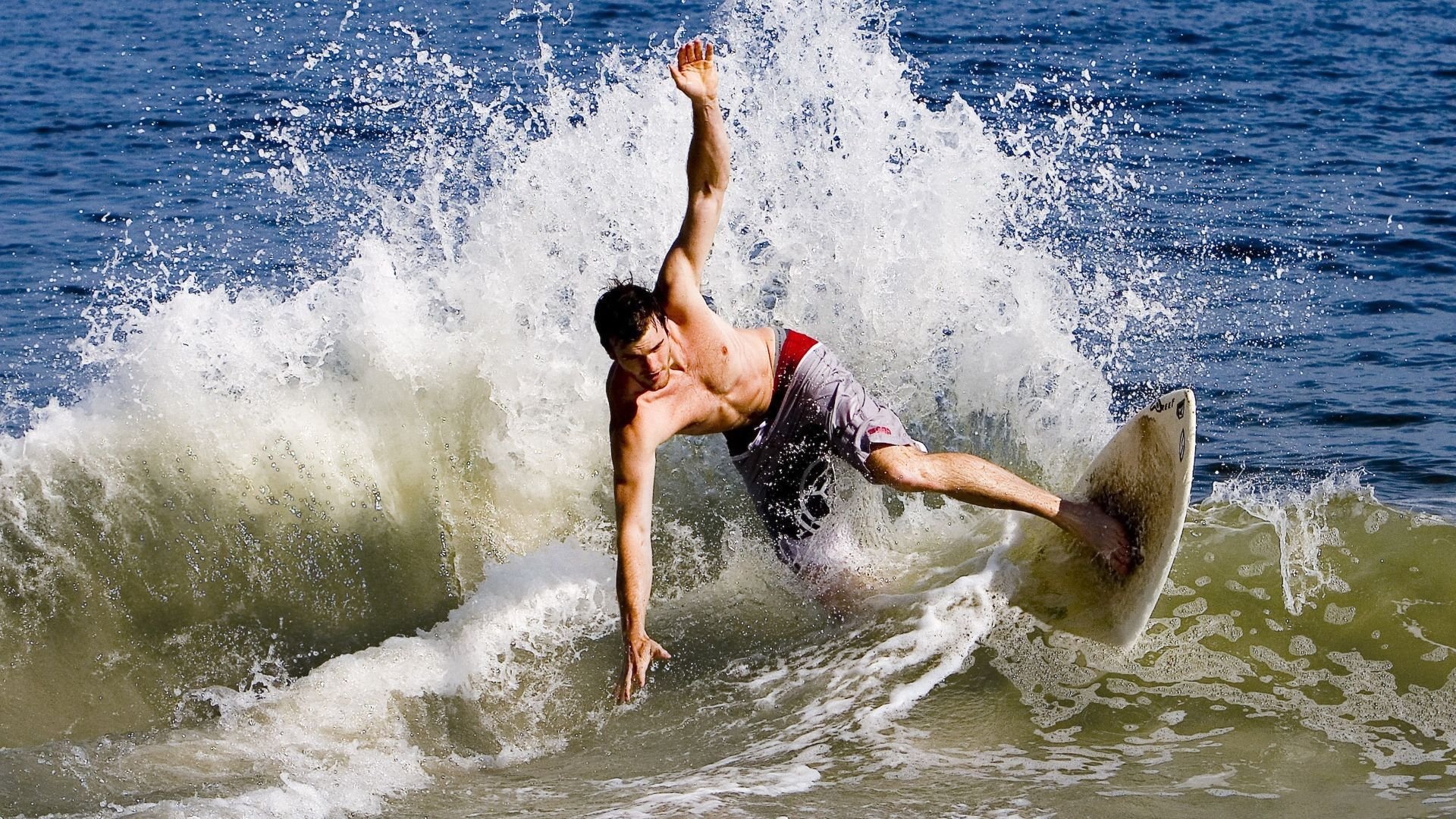 莫兰特数据全面爆炸,掘金冲垮雄鹿,新生代崛起与卫冕冠军的硬核对话